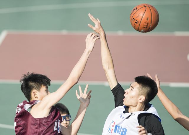 朱一龙、黄志忠雨中徒手攀岩朱一龙、黄志忠雨中徒手攀岩朱一龙曾透露，;近一个月的时间，每天都挂在悬崖上淋雨拍摄，全靠意志力来克服身体的极度寒冷